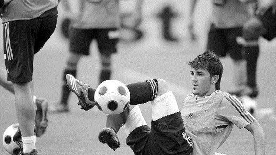 David Villa, máximo goleador del torneo, se divierte con el balón durante el entrenamiento de ayer. / Efe
