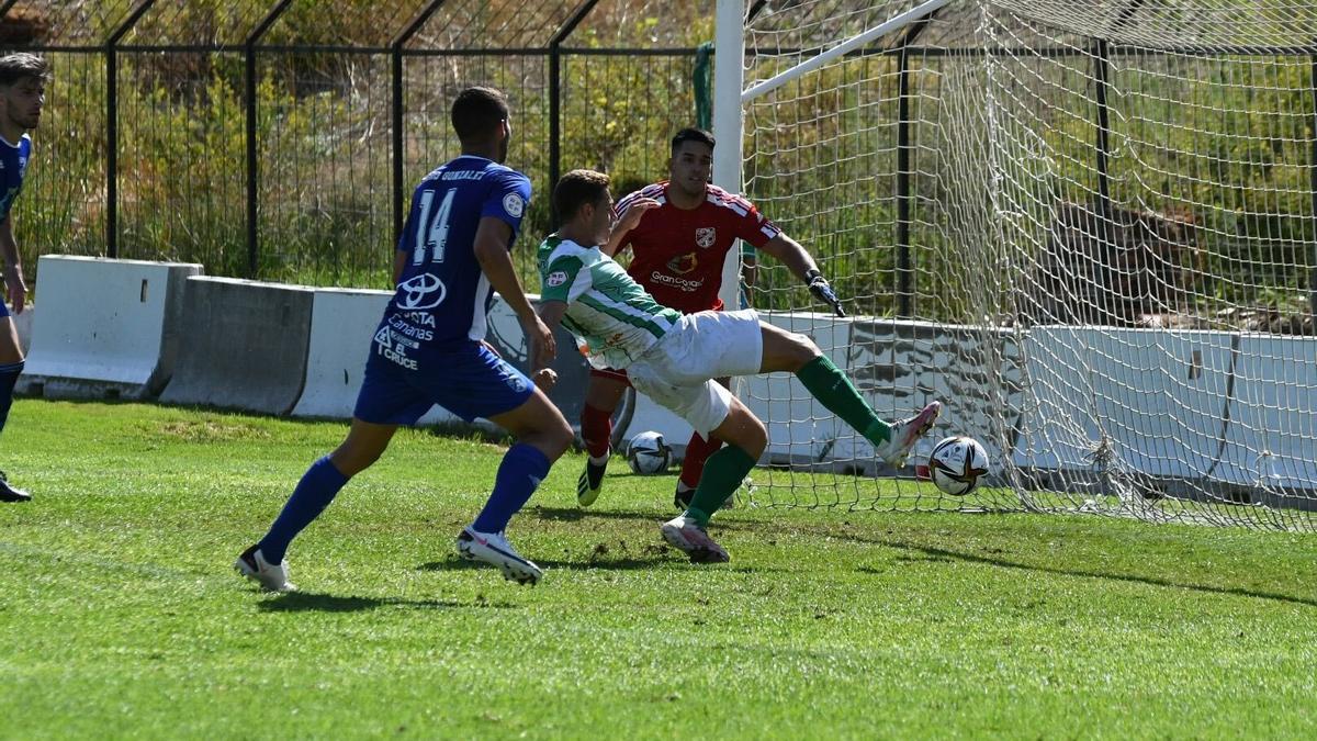 Momento del gol del Antequera, obre de Michael.