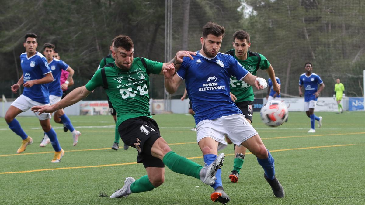 Un lance del derbi aplazado entre Sant Rafel y Sant Jordi.