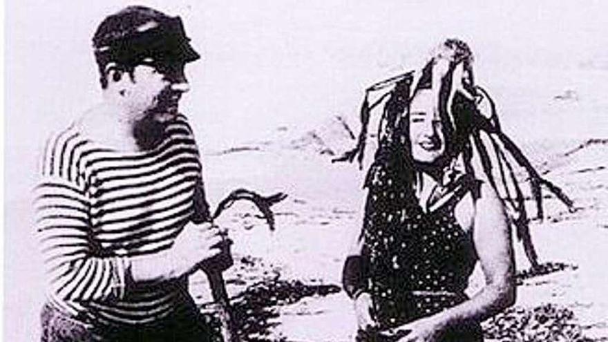 Neruda y Maruja Mallo, en las playas de Chile en 1945.