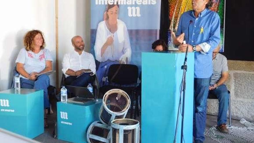 Julio Villanueva en un acto de En Marea con Luís Villares en Bueu.// S.Á.