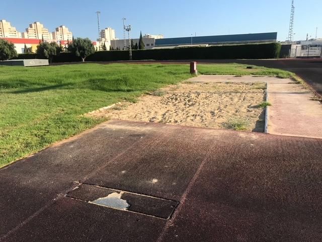 Estado que presenta las instalaciones de la pista de atletismo de Torrevieja pendiente de renovación con un contrato que está a punto de adjudicarse, según el edil de Deportes