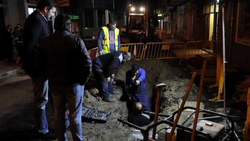 Trabajos para reparar una importante rotura en la calle Waldo Álvarez Insua. // Bernabé/Javier Lalín