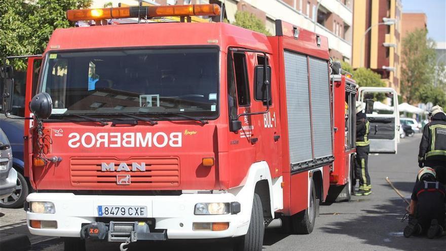 Los bomberos rescatan a una mujer atrapada en una ciénaga en el río Guadalquivir