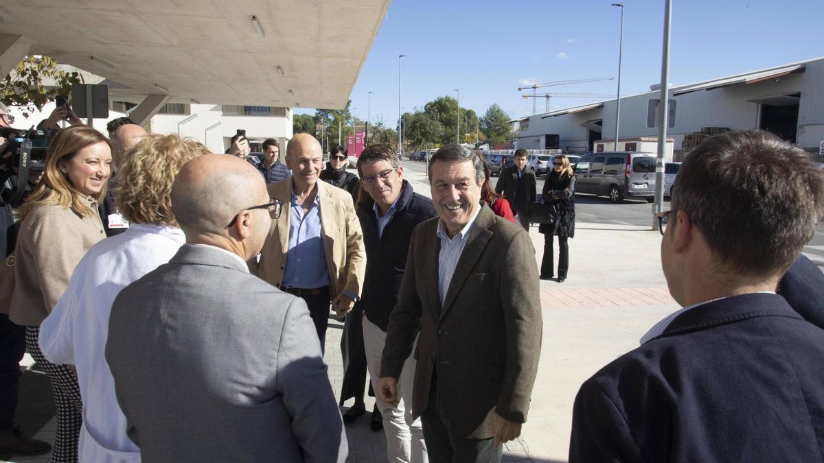 El conseller de Sanidad, Marciano Gómez, a su llegada al hospital de Ontinyent.