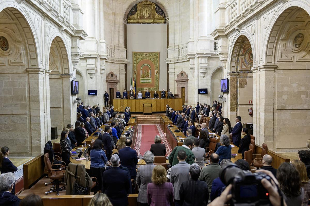 Minuto de silencio en el Parlamento andaluz este jueves.