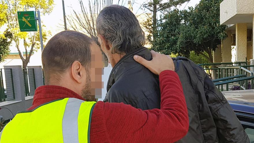 Un agente de la Guardia Civil arresta al hombre.