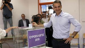 El líder de Nueva Democracia, Kiriakos Mitsotakis, vota en Atenas (Grecia). 