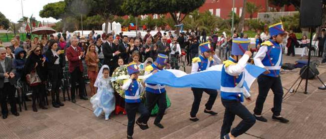 El cuerpo de baile infantil de Raíces Argentinas, porta una ofrenda floral para el general San Martín, ayer en la plaza Quilmes.