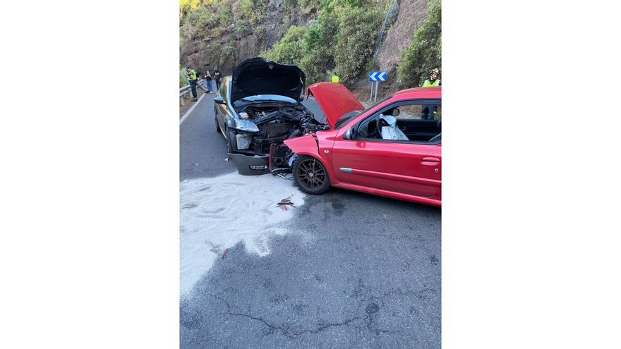Tres heridos en un choque frontal entre dos vehículos en Valsequillo