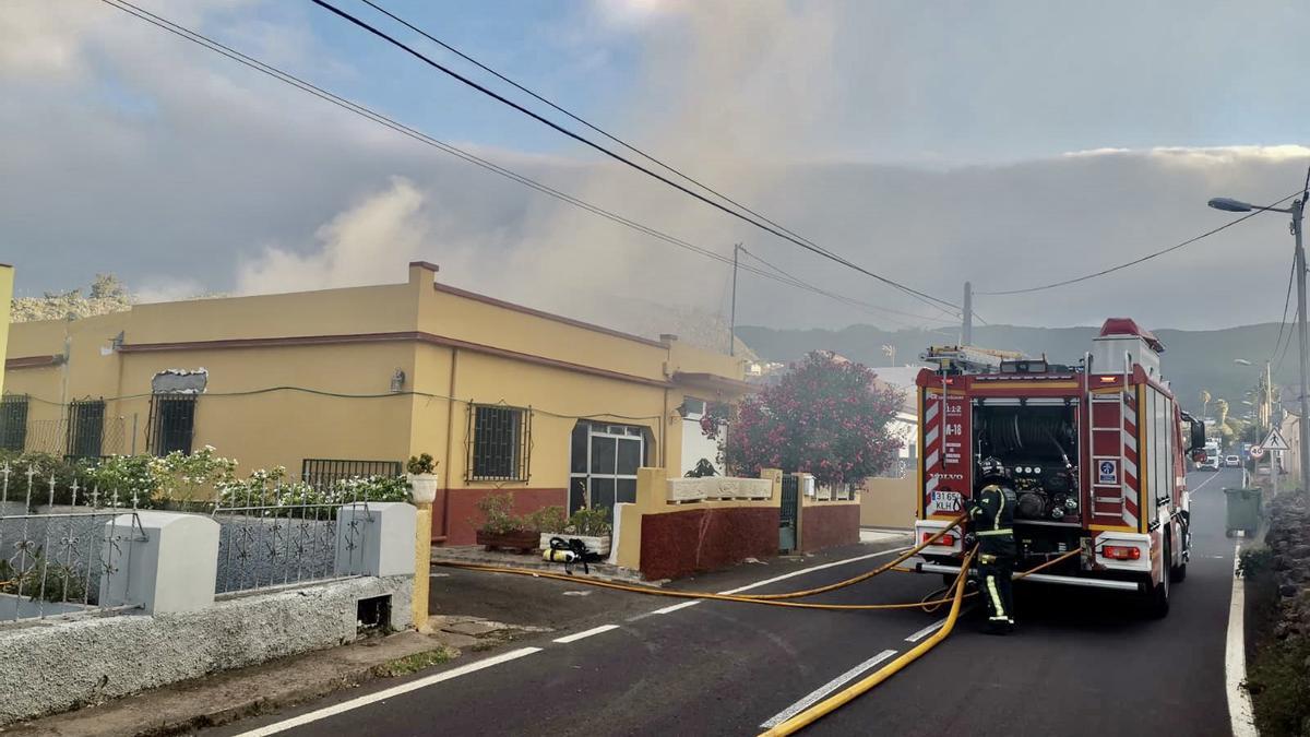 Camión de bomberos en el exterior de la vivienda en la que este miércoles se ha declarado un incendio en La Laguna