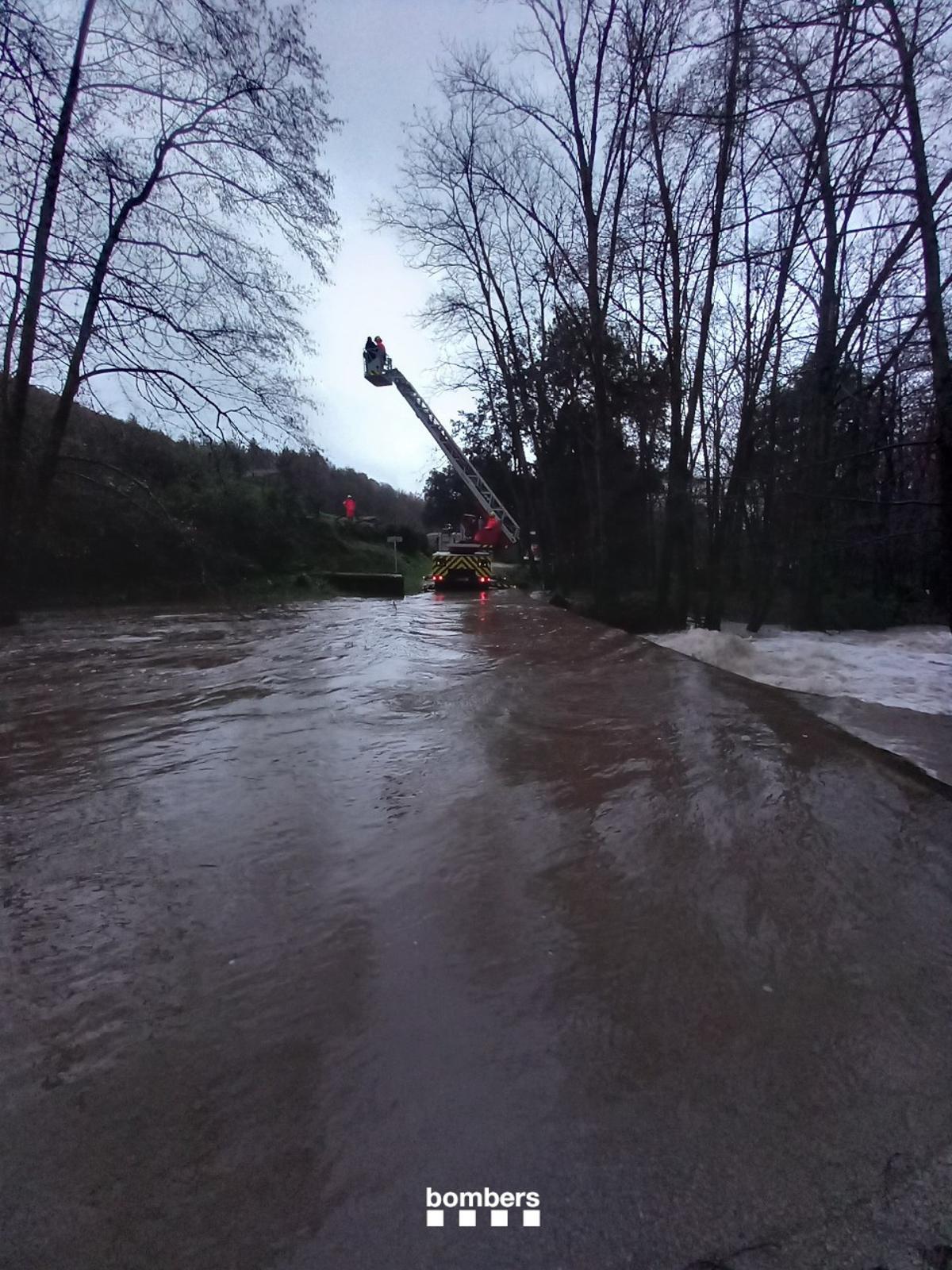 Evacuen 16 persones a la Vall d’en Bas per la crescuda del riu