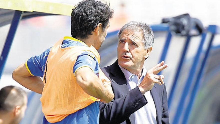 Paco Herrera da instrucciones a Valerón antes de saltar al campo frente al Valladolid.