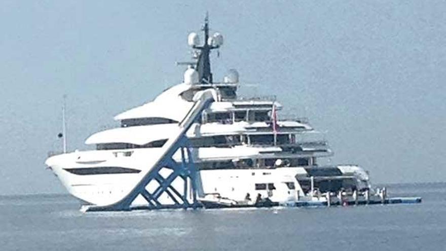 El yate ´Cloud 9´, de 76 metros, fondeó ayer sobre posidonia en la costa de Bendinat y desplegó un enorme tobogán.