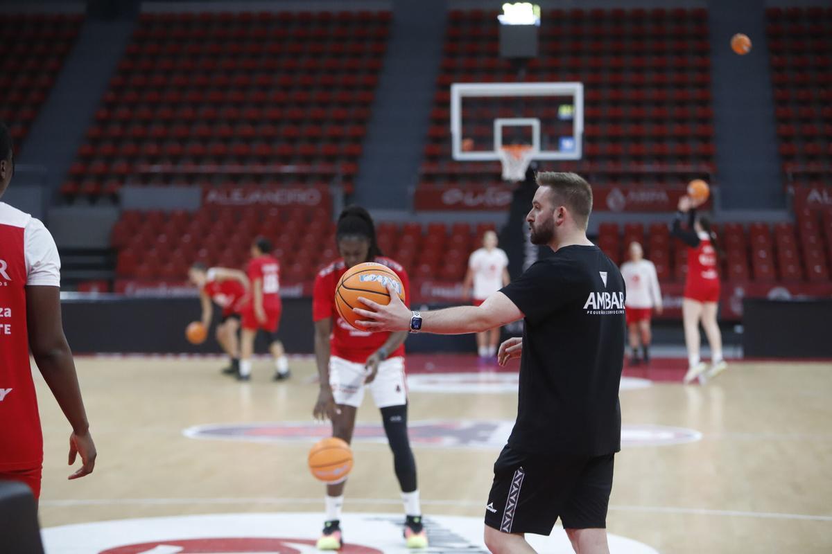 Arnau ferreres, durante un entrenamiento con el equipo antes del partido ante el Estepona.