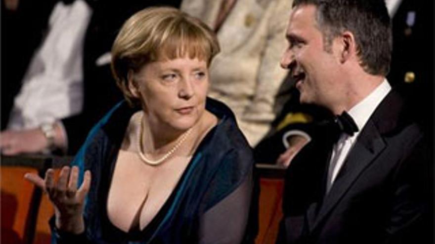 Merkel sorprendida por el revuelo en la prensa con su escote