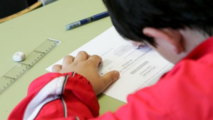 Un estudiante haciendo un examen