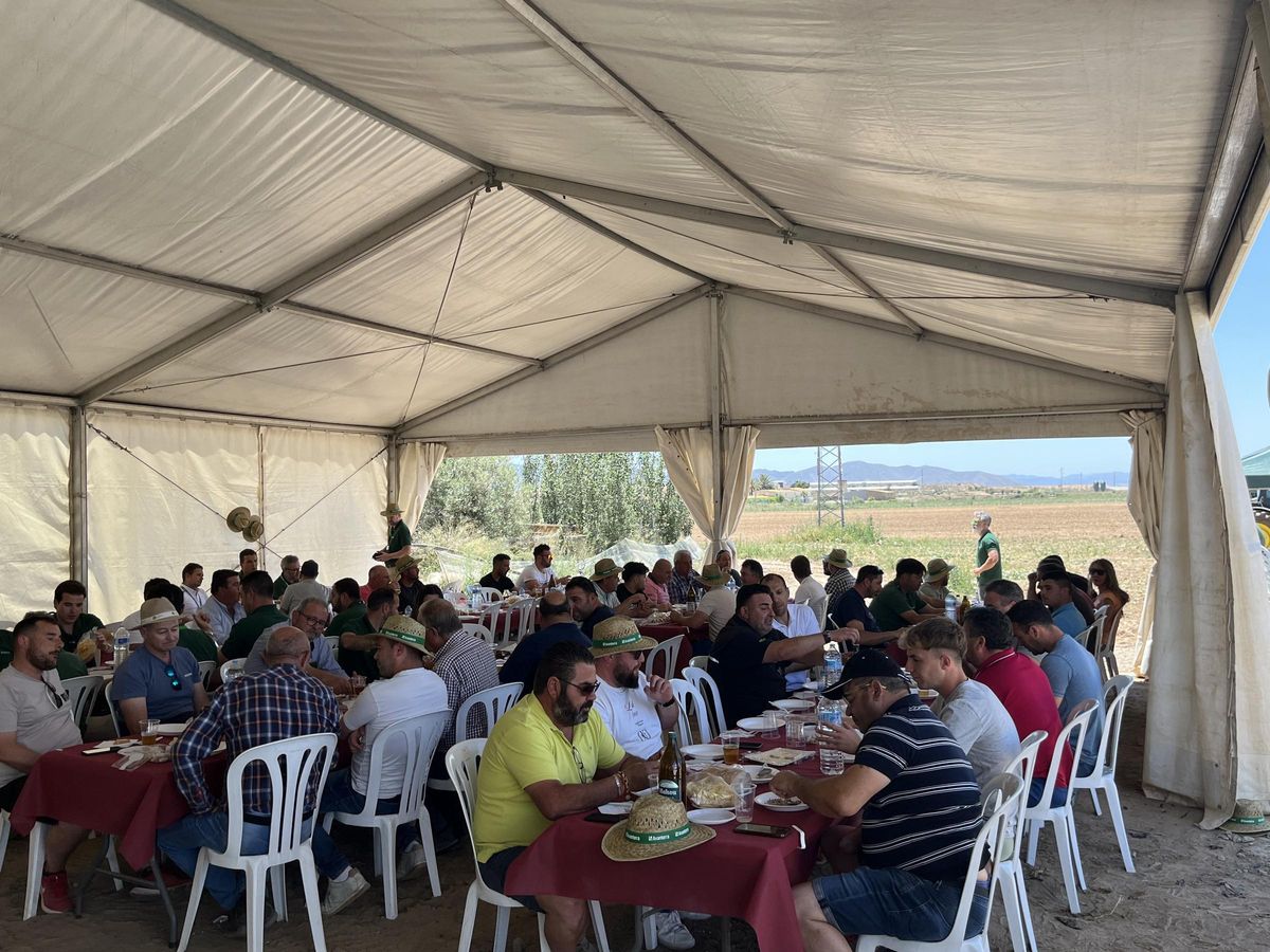 Paella con clientes