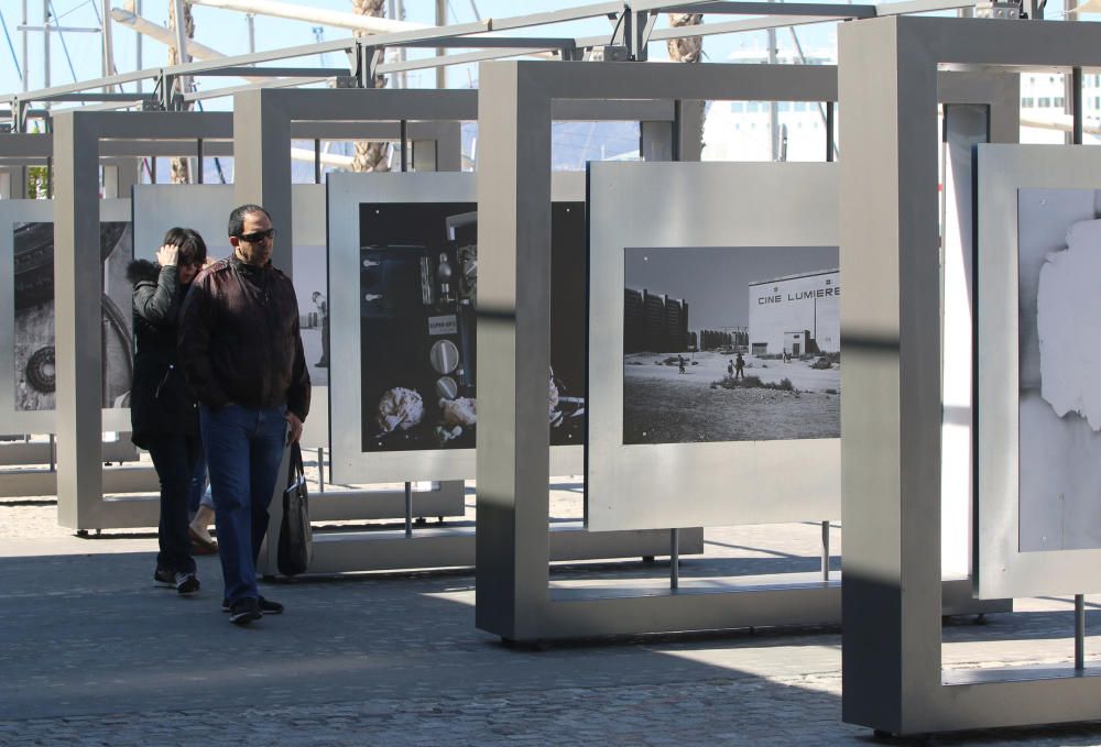 La muestra reúne las fotografías de 40 artistas españoles en el Muelle Uno, junto al Centre Pompidou Málaga