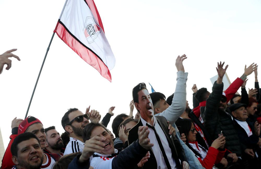 Las aficiones de River y Boca llenan Madrid