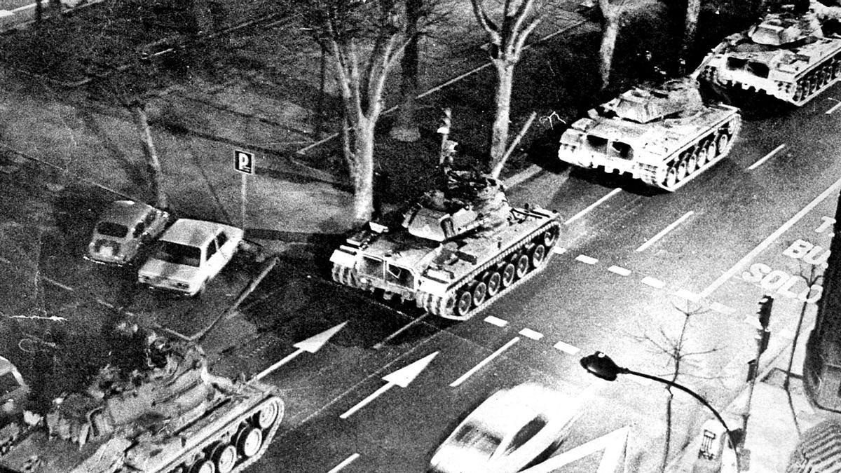 Los tanques avanzan por las 
calles de València, en la 
noche del 23F.  levante-emv |