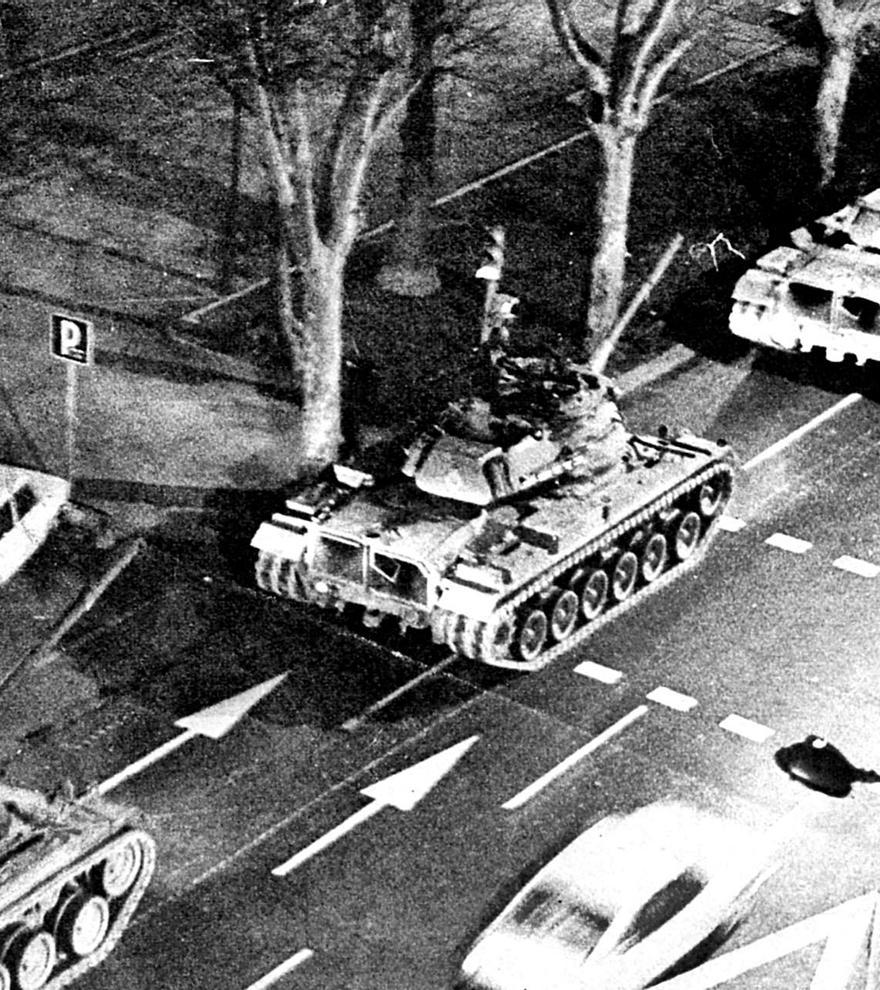 Los tanques avanzan por las calles de València, en la noche del 23F.  levante-emv |