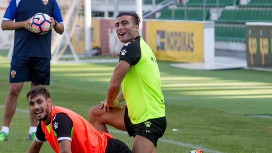 Armando juega el partidillo frente el equipo juvenil