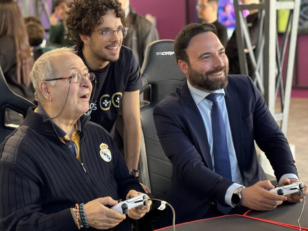 El concejal Ángel Niño participa en una jornada que busca fomentar la interacción entre personas mayores, niños y estudiantes universitarios