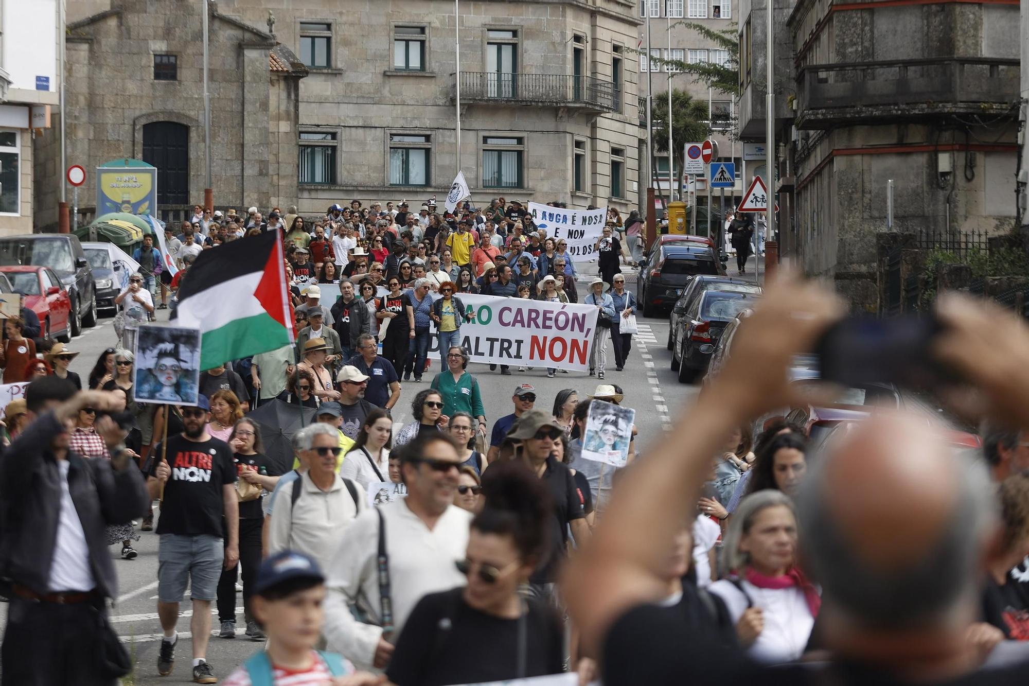 Miles de gallegos marchan de Pontevedra hasta Lourizán en protesta por las celulosas de Ence y Altri