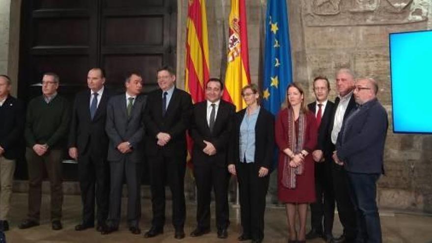 Ximo Puig y Manuel Illueca, en el centro, junto a dirigentes políticos, empresariales y sindicales, ayer en la presentación de la nueva SGR en el Palau.