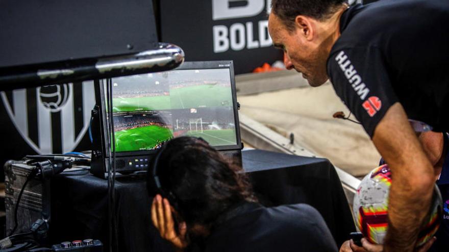 Mateu Lahoz observa el  VAR durante el Trofeo Naranja entre el Valencia CF y el Bayer 04 Leverkusen.