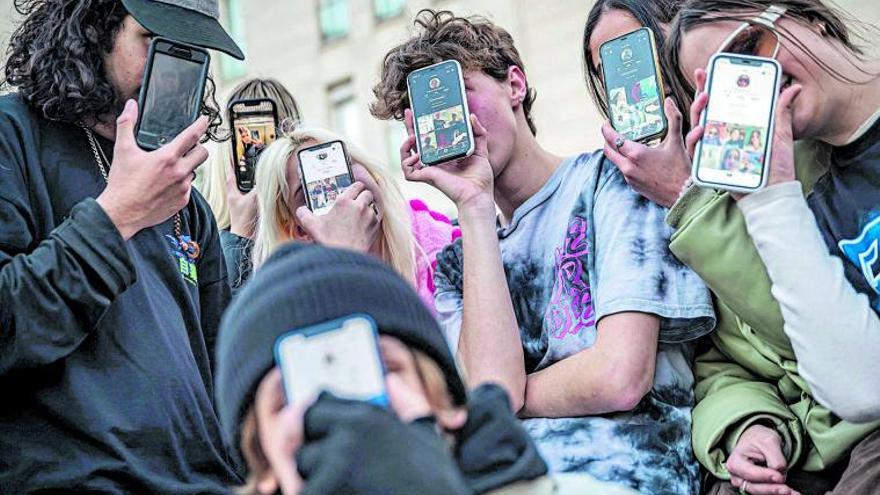 Un grupo de jóvenes muestra
TikTok en sus teléfonos 
móviles.   | // MANU MITRU