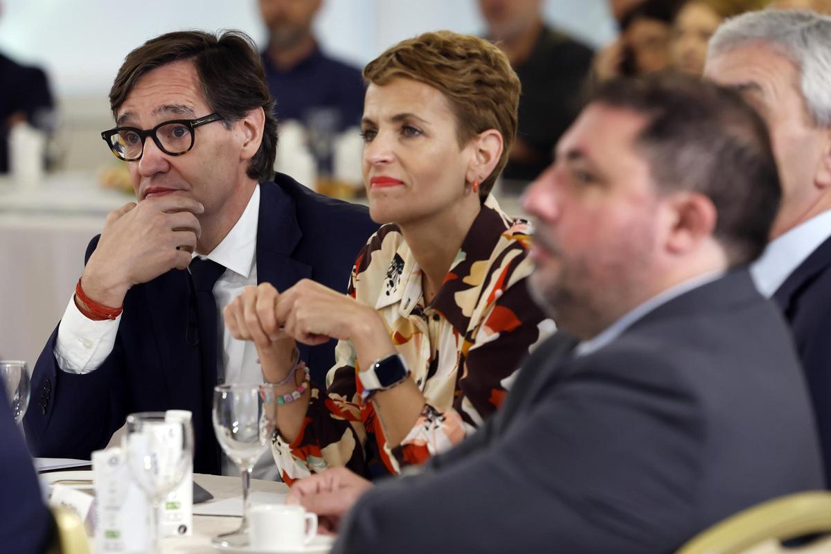 Desayuno informativo con Salvador Illa en Pamplona organizado por Diario de Noticias y EL PERIÓDICO. En la foto, Salvador Illa junto a María Chivite.