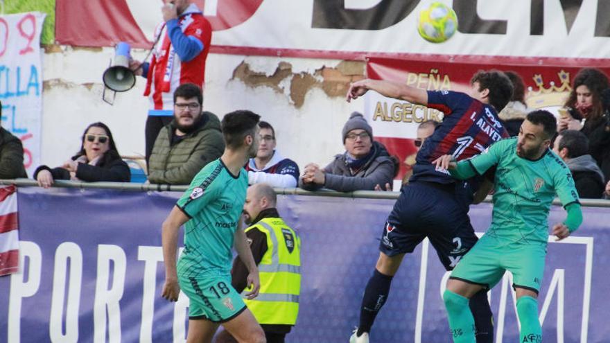 Alayeto pugna por un balón aéreo con un jugador del Algeciras en el partido