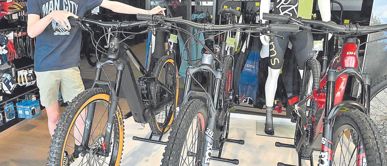 Un vendedor muestra bicicletas de montaña eléctricas en la tienda SMS Electrics de Castelló, del grupo Nexta, ayer.
