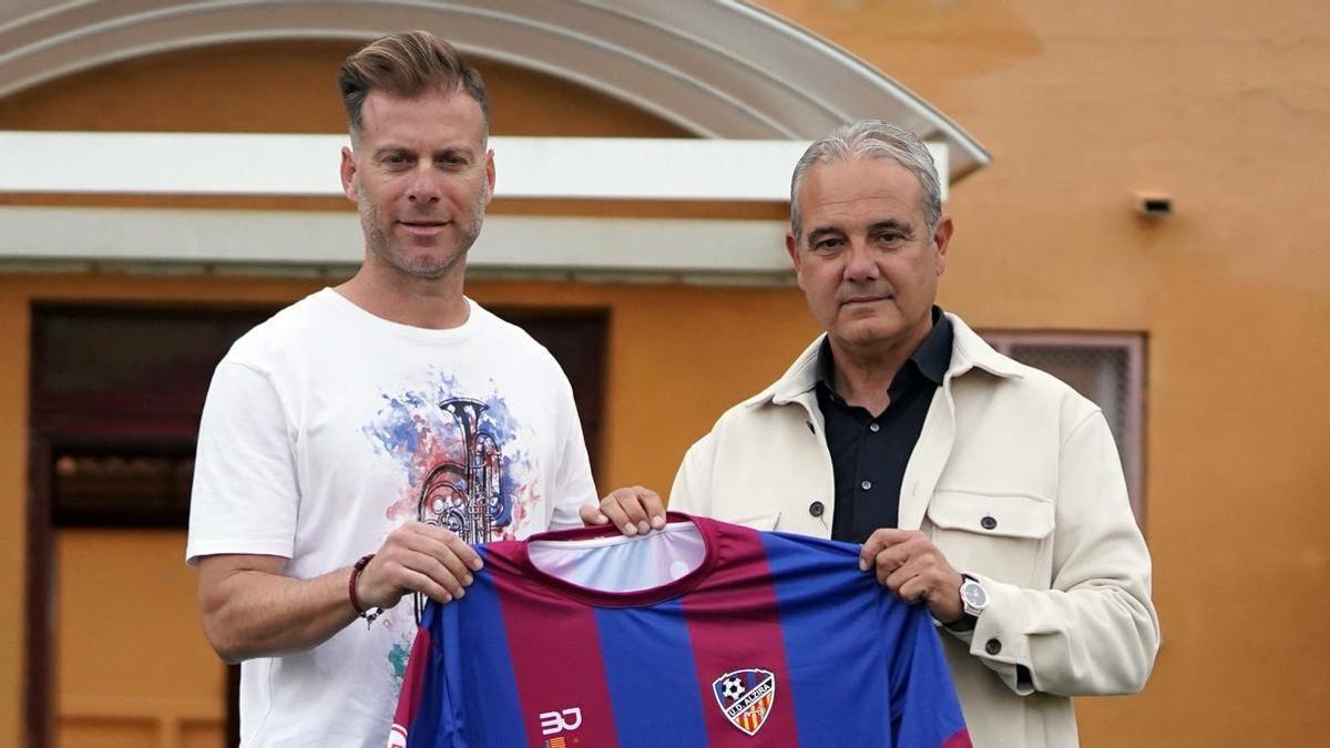 Paredes, el día de su presentación con técnico de la UD Alzira.