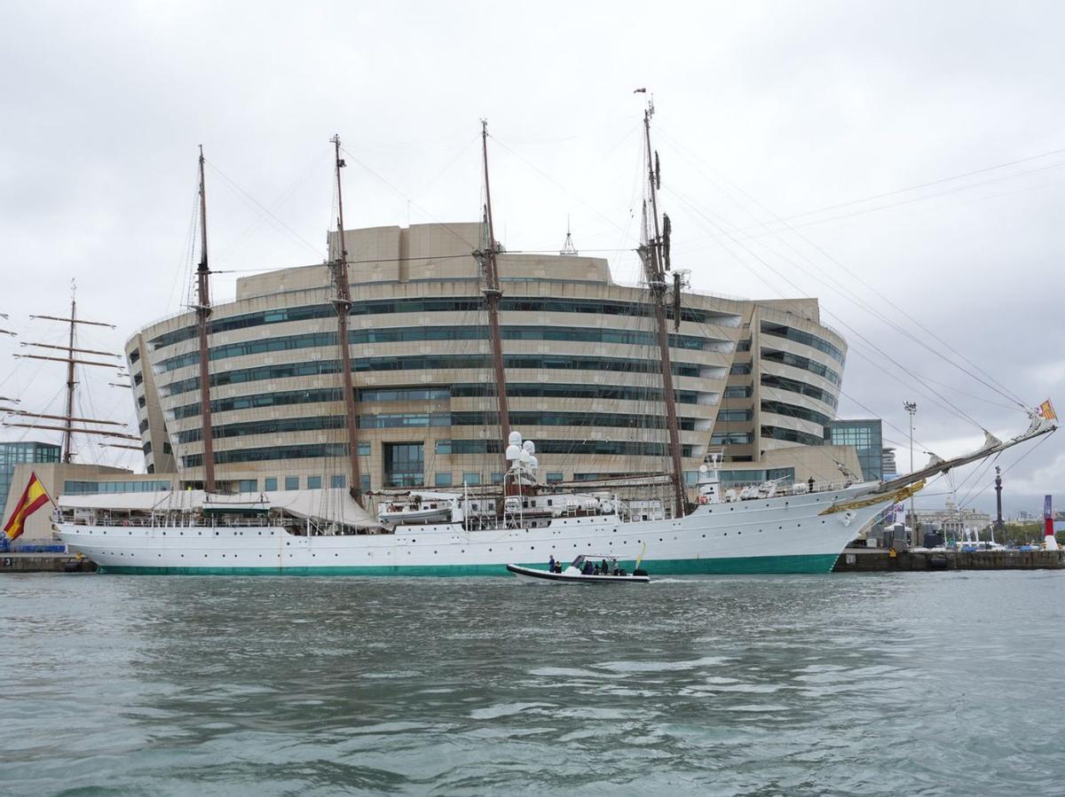 El Juan Sebastián Elcano atraca amb un ‘sold out’