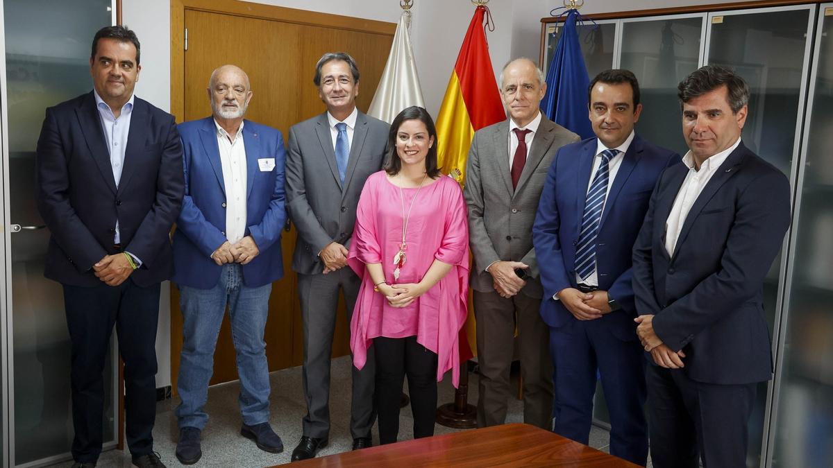 Yaiza Castilla con los presidentes de las cuatro cámaras de comercio del archipiélago