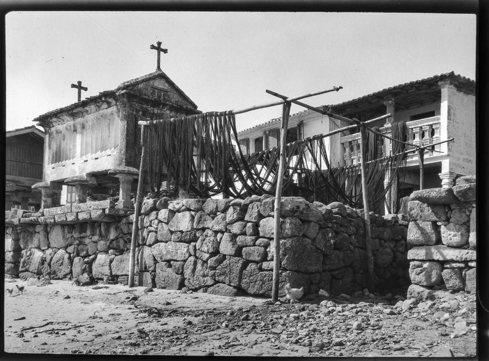 Un paseo histórico entre los hórreos de Combarro