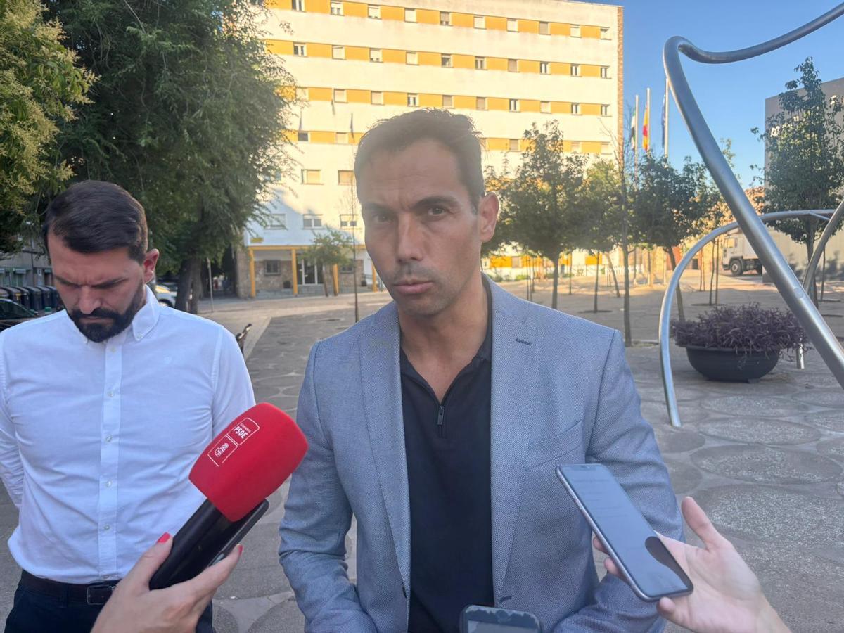 Manuel Borrego, secretario general del PSOE en Badajoz, antes del acto conmemorativo del 50 aniversario de la reconstitución del PSOE en Badajoz.
