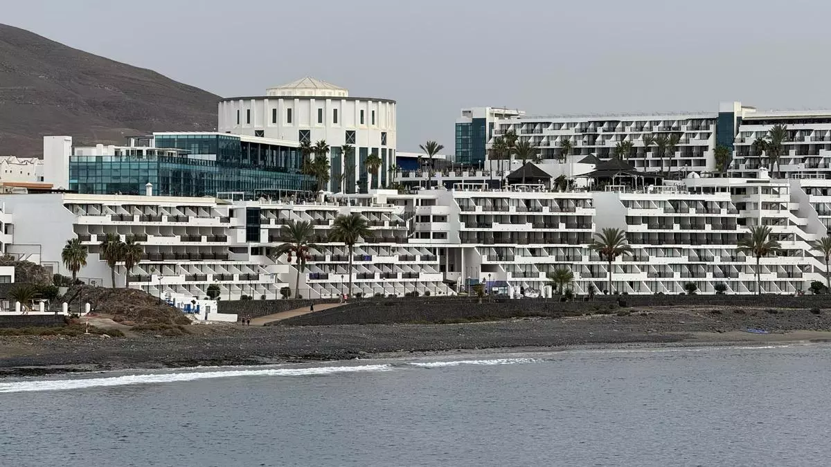 El proceso para legalizar el hotel Papagayo Arena se atasca en las administraciones