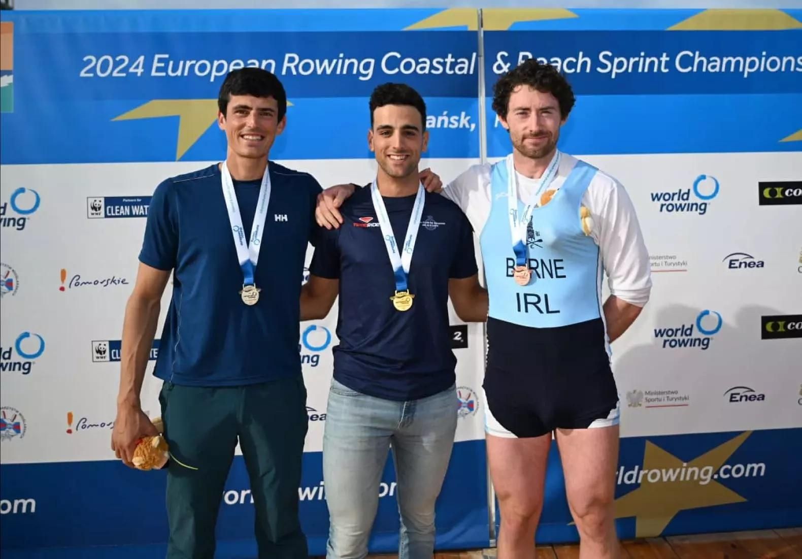 Miguel Salas en el podium como 1º CCM1x en el Campeonato Europeo.
