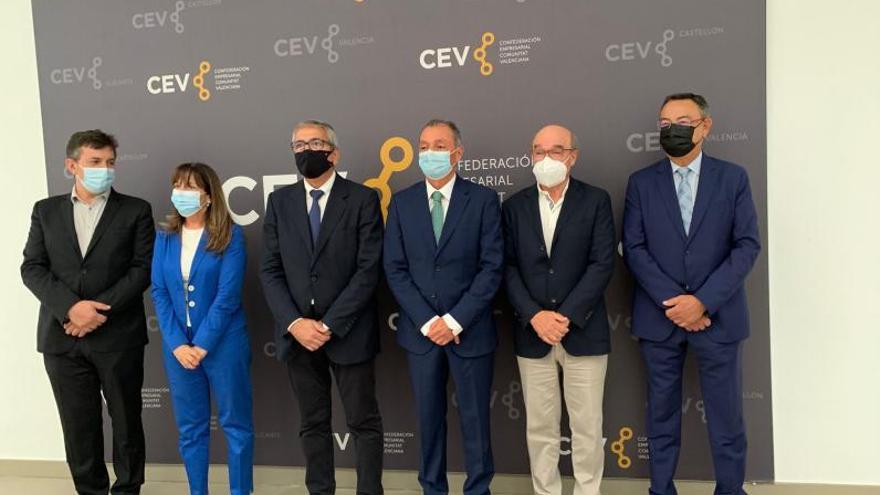 Los dirigentes de la CEV, ayer, con el presidente del ICO en València.