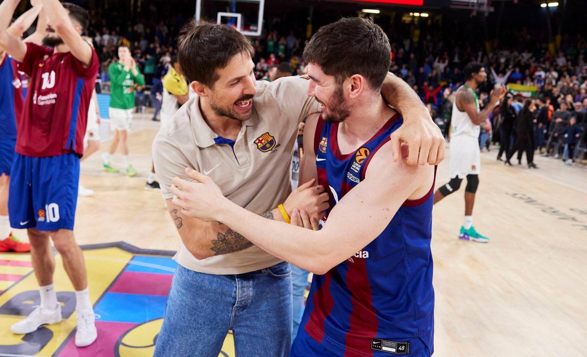 Nico Laprovittola felicita efusivamente a Darío Brizuela tras su gran actuación en el Palau