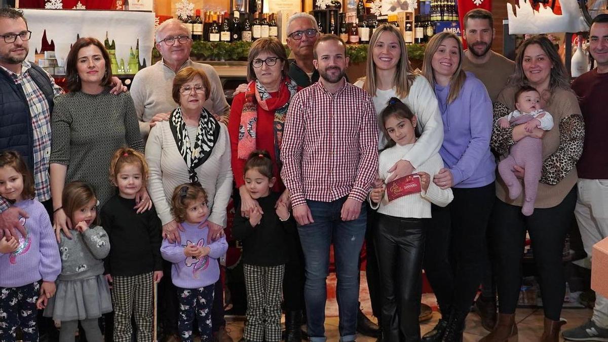 La familia ganadora de la Gran Cesta de Calamocha, que reside en su mayoría en el municipio de Sant Joan de Moró.