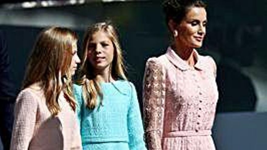 La reina Letizia, con sus hijas Leonor y Sofía.