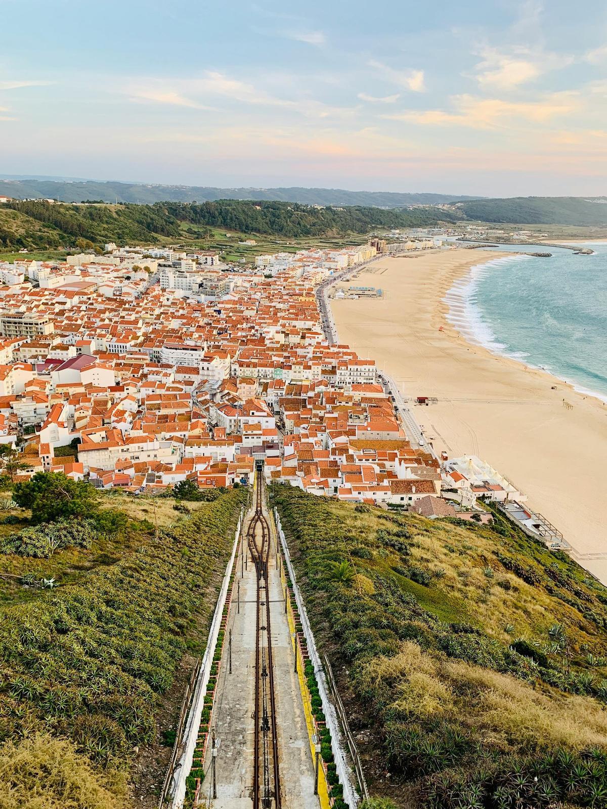 Las vistas del pueblo costero de Nazaré desde el monte