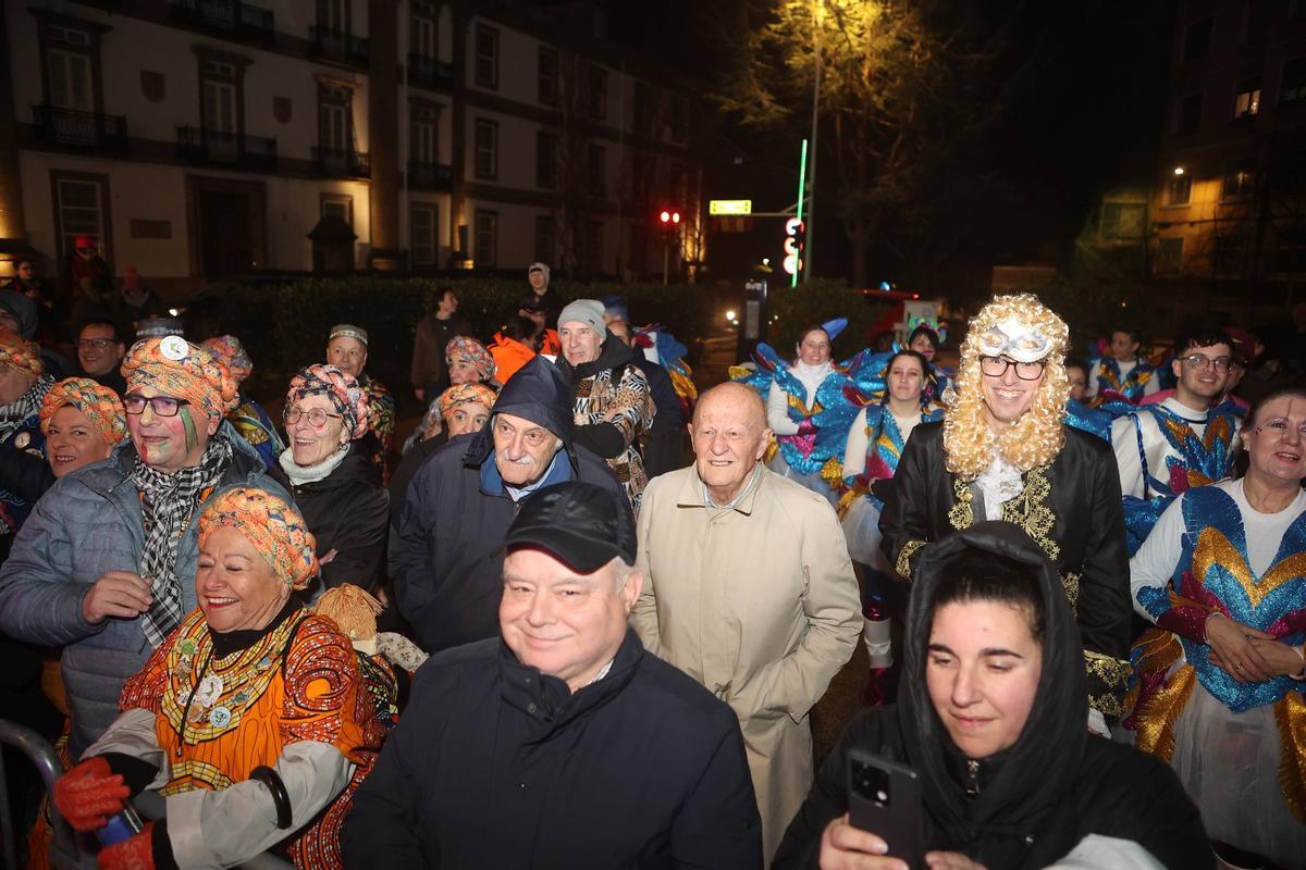 Los 'súbditos' del Momo celebran la llegada del Entroido contra viento y marea