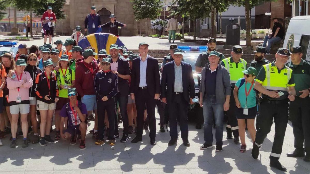 El alcalde y la Guardia Civil acompañan a los 54 peregrinos de Special Olympics Galicia.   | // D.P.