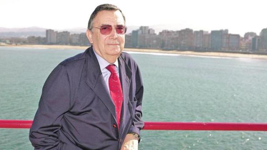 Alejandro Miranda, en el Club de Regatas, con el muro de San Lorenzo al fondo.